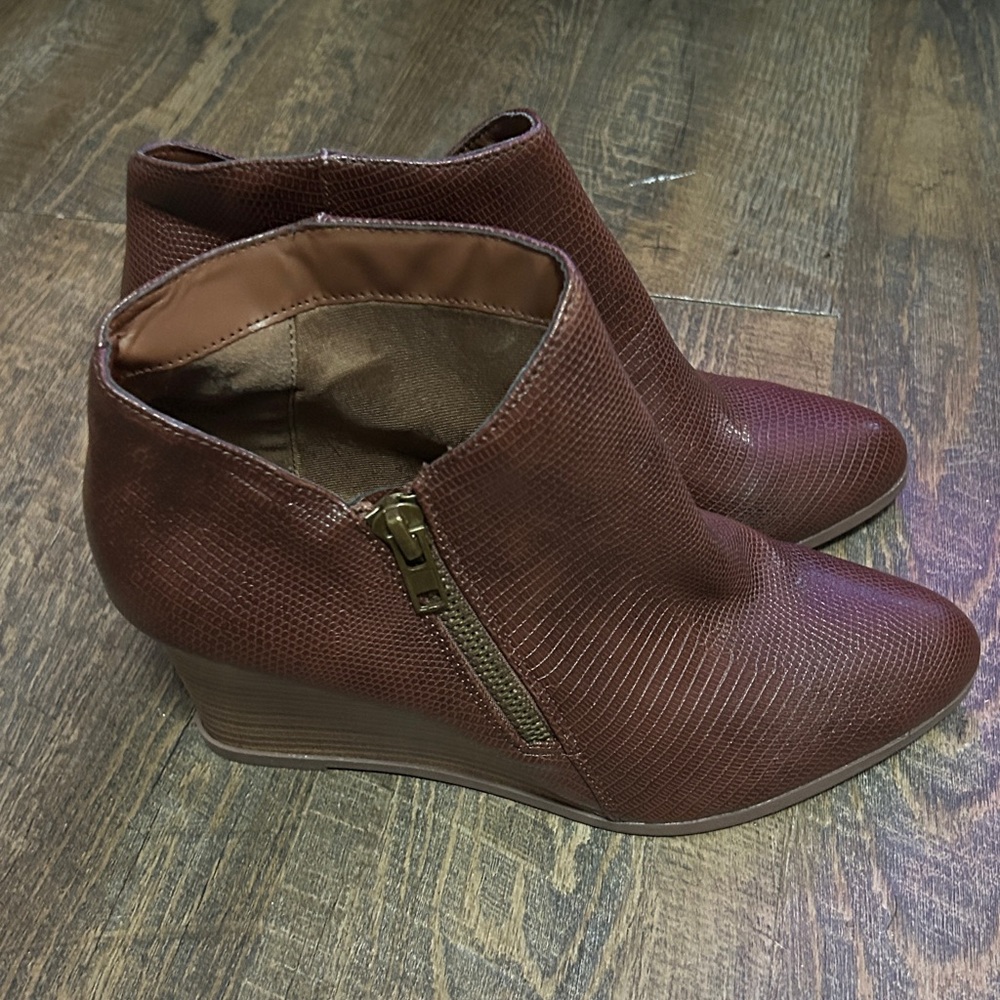 Journee Collection‎ Women's Glam Wedge Booties snakeskin Size 12 Brown - Picture 3 of 8